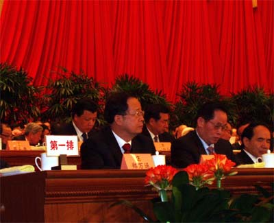 ȫ�����f(xi��)����ϯ�����M(j��n)���볣��(w��)����ϯ��������ǰ�ž�����ǰ����һ��