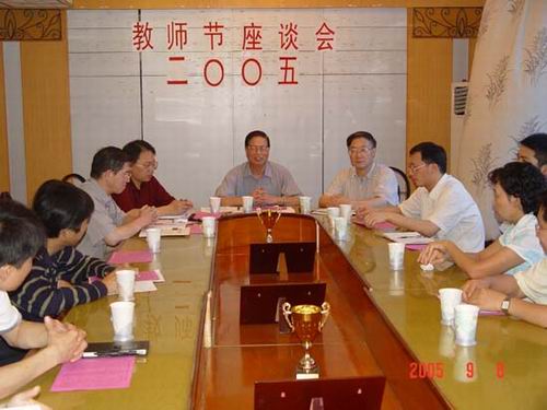 9��6�������M����ʡί���e��������Ǹɽ̎���Մ����ʡ���f(xi��)����ϯ�����Mʡί����ί���\����ϯ��Մ�������c�����T�̎���ȫʡ���T�̎������˳�ߵľ���͹�(ji��)�յ�ף�� (С�D)