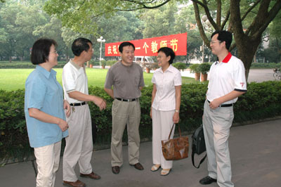 ���M(j��n)�㽭ʡί��(hu��)�ؕ��L(zh��ng)�½�ƽ���㽭��W(xu��)���P(gu��n)�I(l��ng)��(d��o)�����˻��(d��ng)