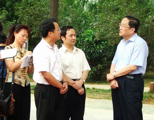 ���M���T��У�з���ʡί��ӛ�H�Rָ����������ʡί��ӛ�����H�R�WУָ�����������M���T��У�L�S�W��h�k�W�ل�(chu��ng)�ѿ� (С�D)