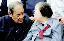 1920�������f��ͬ־�ڱ�����һ��(sh��)�(y��n)С�W(xu��)�̕�����ԓУ��һ��Ů�̎�����ź����f��ͬ־���ص�һ��(sh��)�(y��n)С�W(xu��)�������D�����f���c�����t�H�н�Մ��