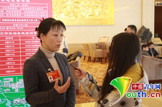 全國政協(xié)委員、蘇州評彈團副團長盛小云接受中國青年網記者采訪時表示，傳統(tǒng)文化繼承和創(chuàng)新要找準流行，著眼于年輕人。中國青年網記者