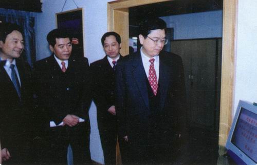 2003��1�����й��V�|ʡί��ӛ���½�ͬ־ҕ�����M�V�|ʡί�C�P(gu��n)