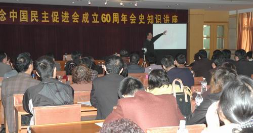 2005��10��27 �գ����M�ӱ�ʡί�����Mʯ���f��ί��ͬ�e�k���o���Ї��������M������60�����ʷ֪�R�v���������M���븱�ؕ��L���M�����L����ͬ־��(y��ng)����ʡ�����T����ʷ�v��