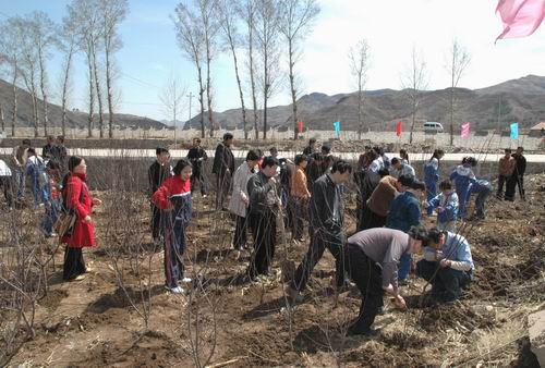 2005��4��1�������M�ӱ�ʡί���֙C�P(gu��n)�ɲ�ͬ���M���������M�е���ί���֙C�P(gu��n)�ɲ������T�����ںӱ�ʡ��ƽ�h�����I���_չ�x��(w��)ֲ����