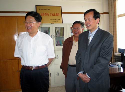 2005��2��5�����й�����ʡί��ӛ�׶���ͬ־�����M(j��n)����ʡί�C(j��)�P(gu��n)���L���{(di��o)�����ڌ�(sh��)�ز鿴�C(j��)�P(gu��n)�k���h(hu��n)���� ȡ�R��(b��o)��(du��)���M(j��n)�C(j��)�P(gu��n)���O(sh��)�o���˳�ֿ϶�