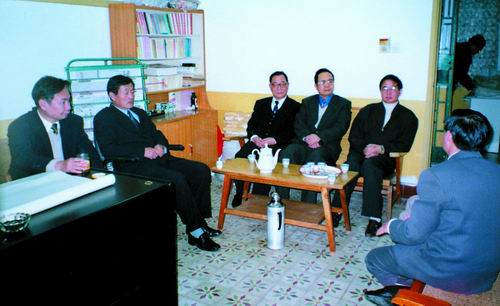 1999��9��������������(w��)����ϯ�����������ӏB�T���M(j��n)�C(j��)�P(gu��n)���ӽM�����O(sh��)��Մ��