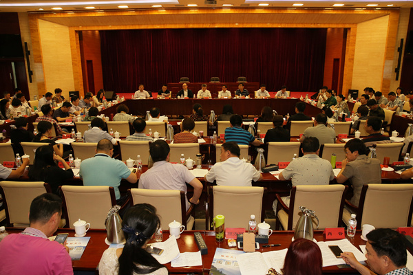 6月1日上午，民進(jìn)中央常務(wù)副主席羅富和來(lái)到中央社會(huì)主義學(xué)院，與民進(jìn)全國(guó)中青年會(huì)員培訓(xùn)班學(xué)員座談。