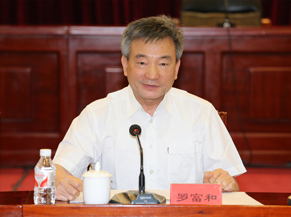 羅富和在座談會(huì)上講話。
