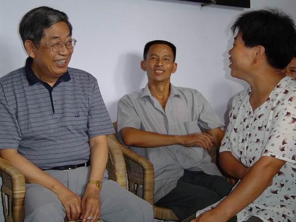 2003��7���S�����ϯ���ؑc�д���h����ֵ��k��̎��ƽ�´����B(t��i)�҈@ʾ���忼��ԃ���r(n��ng)��DŮ������r