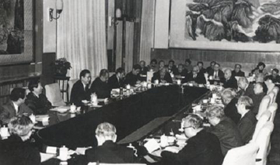 1993��3�����ˌ�ȫ��(gu��)�˴�һ�Ε�(hu��)�h�ѡ��Ї�(gu��)���a(ch��n)�h�I(l��ng)��(d��o)�Ķ��h���������΅f(xi��)���ƶȌ��L(zh��ng)�ڴ��ںͰl(f��)չ�������ˑ�����