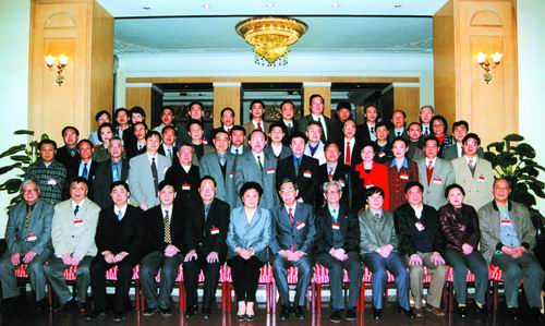 2000��3�£��й�����y(t��ng)��(zh��n)������(w��)�����L(zh��ng)����?x��n)|�����M(j��n)������ϯ�S��贵��I(l��ng)��(d��o)��(hu��)Ҋ(ji��n)���M(j��n)�y(t��ng)��(zh��n)��Փ��ӑ��(hu��)�Ĵ�����